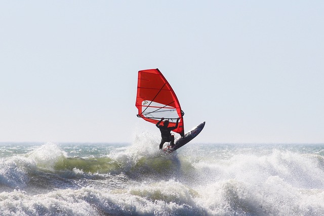 Opdag havets frie element: De bedste kursussteder for windsurfing i danmark